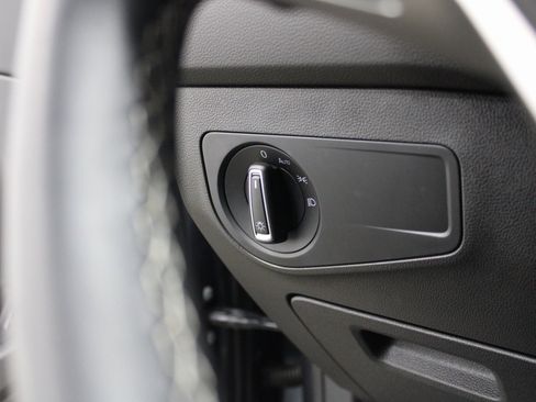 Used 2022 Volkswagen Tiguan SE image 36