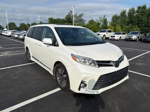 Used 2019 Toyota Sienna Limited Premium w/ Carpet Mat Package FWD image 9