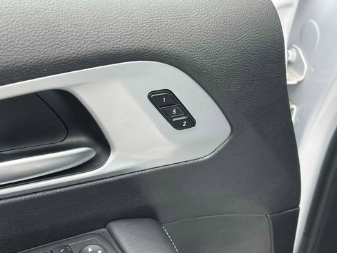 Used 2024 Chrysler Pacifica Limited FWD image 15