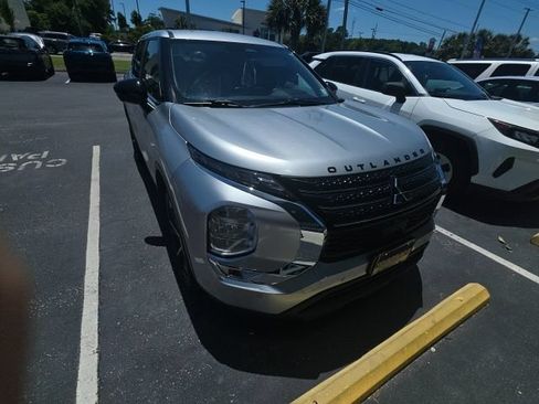 Used 2022 Mitsubishi Outlander SE FWD image 2
