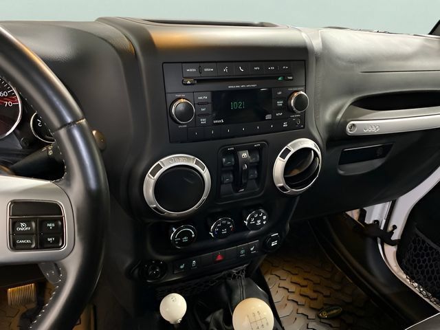 Used 2015 Jeep Wrangler Unlimited Rubicon AWD/4WD image 16