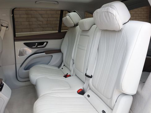 Used 2023 Mercedes-Benz EQS 580 4MATIC SUV image 21