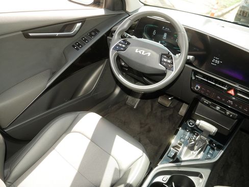 Used 2023 Kia Niro EX FWD image 9