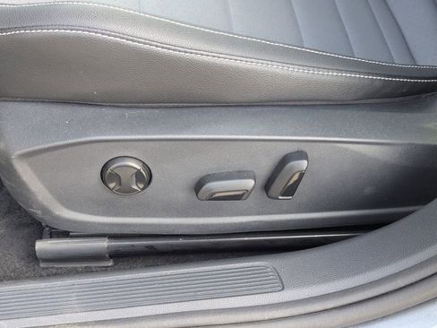 Used 2025 Volkswagen Jetta SE FWD image 26