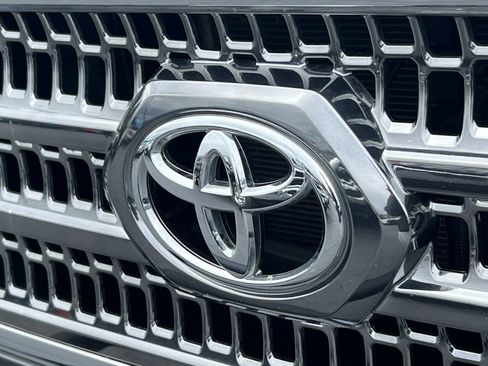 Used 2017 Toyota Tacoma TRD Sport w/ Premium & Technology Package AWD/4WD image 8