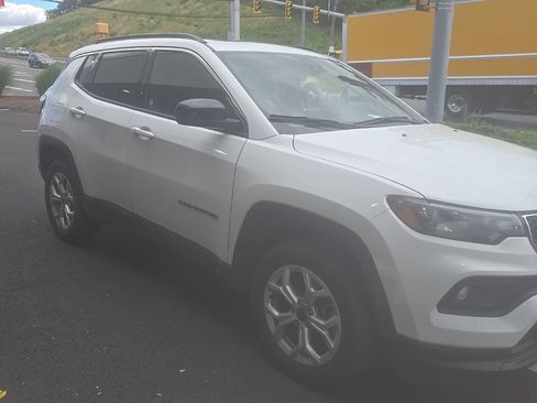 Used 2025 Jeep Compass Latitude w/ Sun & Sound Group AWD/4WD image 3