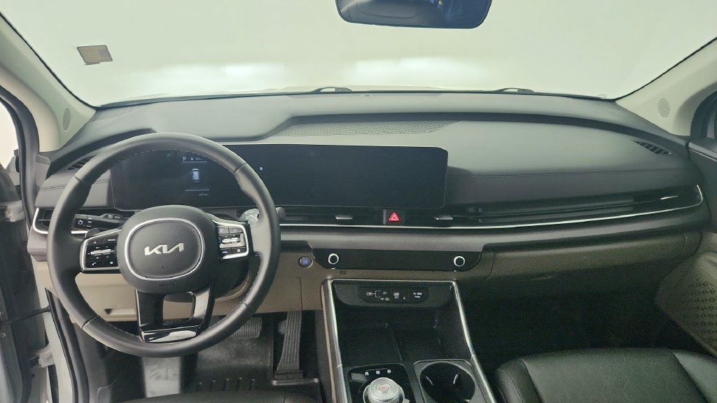Used 2025 Kia Carnival EX FWD image 21