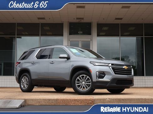Used 2023 Chevrolet Traverse LT FWD image 2