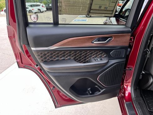 Used 2025 Jeep Grand Cherokee Summit AWD/4WD image 20