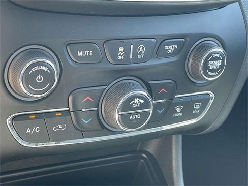 Used 2019 Jeep Cherokee Limited image 20