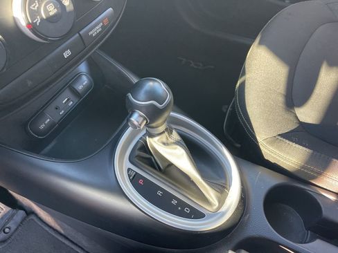Used 2016 Kia Soul + image 15