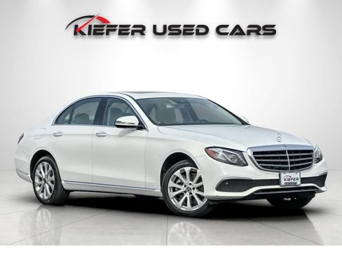 Used 2018 Mercedes-Benz E 300 4MATIC image 2