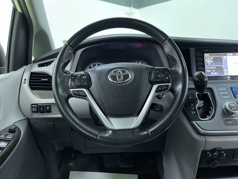 Used 2020 Toyota Sienna XLE image 19