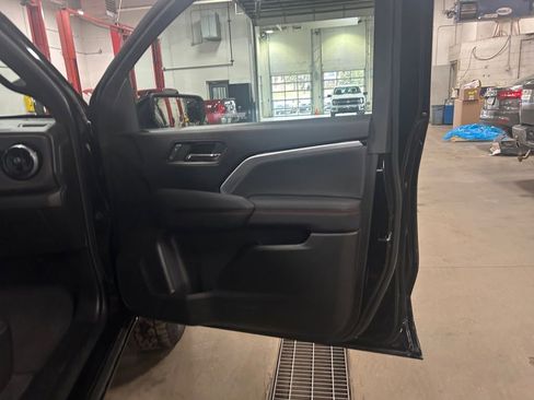 Used 2023 Chevrolet Colorado Z71 w/ Z71 Convenience Package 2 image 16