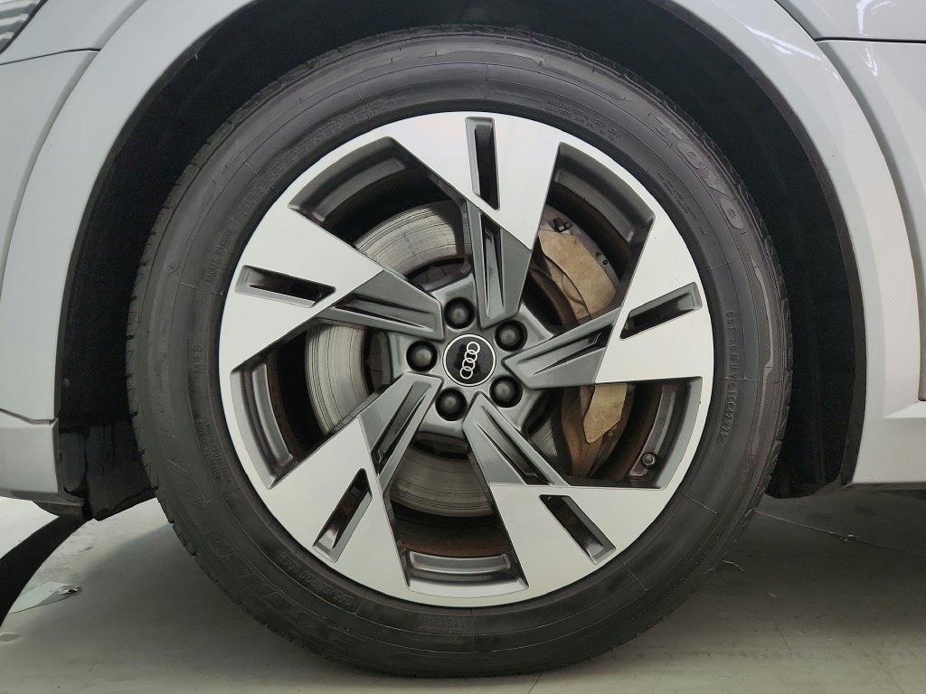 Used 2022 Audi e-tron Premium AWD/4WD image 38