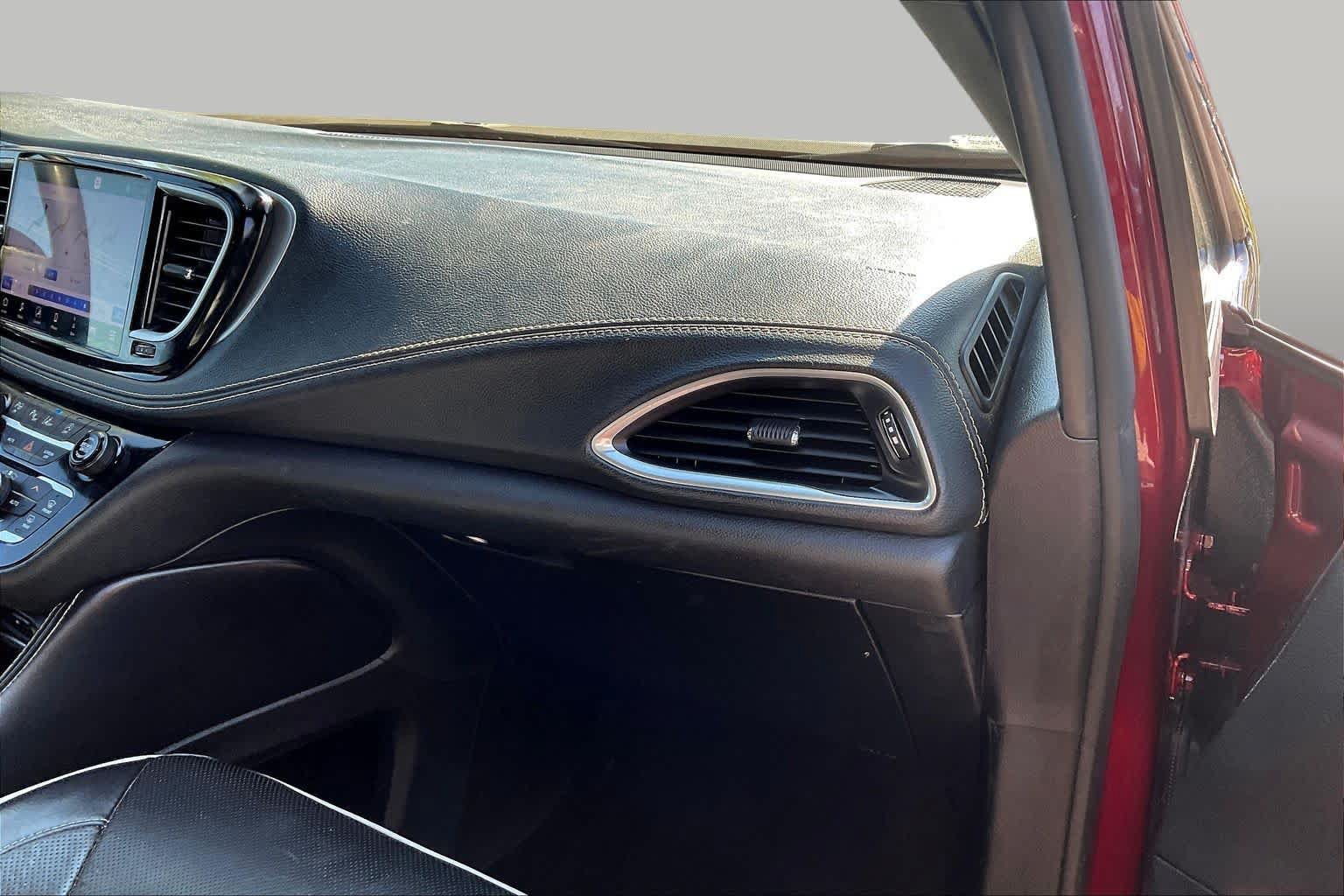 Used 2023 Chrysler Pacifica Limited w/ Uconnect Theater Family Group FWD image 19