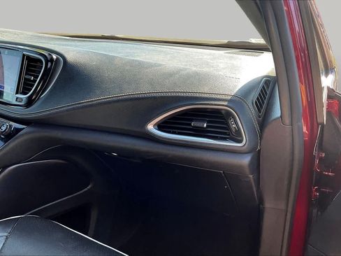 Used 2023 Chrysler Pacifica Limited w/ Uconnect Theater Family Group FWD image 19