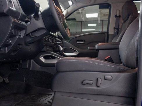 Used 2025 Nissan Frontier SV w/ SV Convenience Package image 9