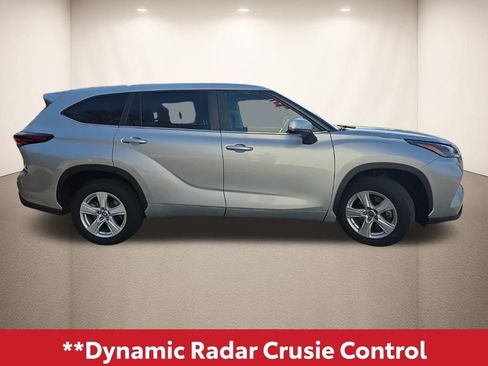Used 2024 Toyota Highlander LE image 8
