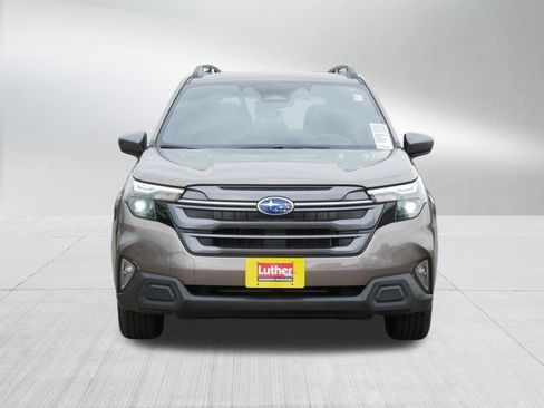 Used 2025 Subaru Forester Premium AWD/4WD image 2