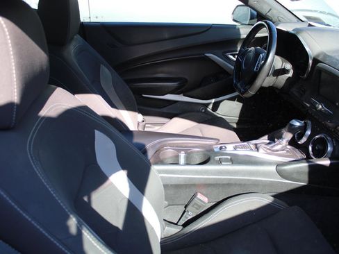 Used 2018 Chevrolet Camaro LT RWD image 4