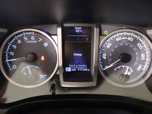 Used 2017 Toyota Tacoma 4x4 Double Cab image 4