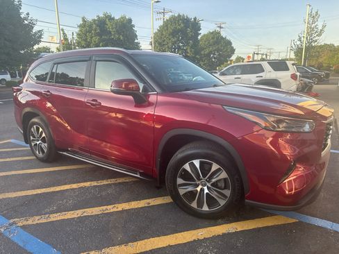 Used 2023 Toyota Highlander XLE AWD/4WD image 1