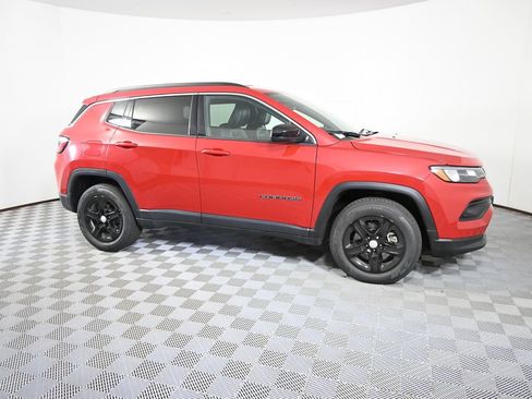 Used 2024 Jeep Compass Latitude AWD/4WD image 8