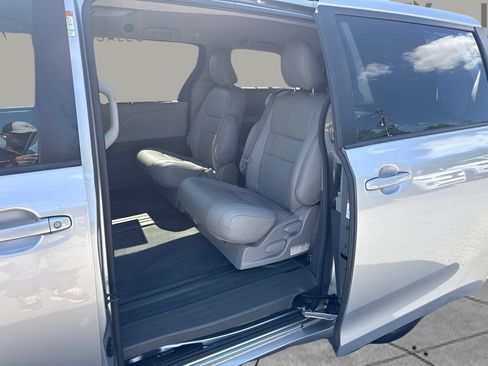 Used 2015 Toyota Sienna LE FWD image 15