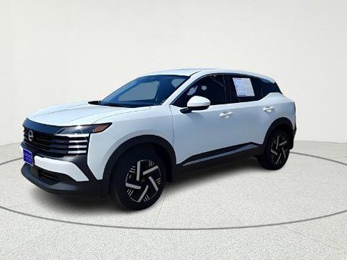 Used 2025 Nissan Kicks SV image 3