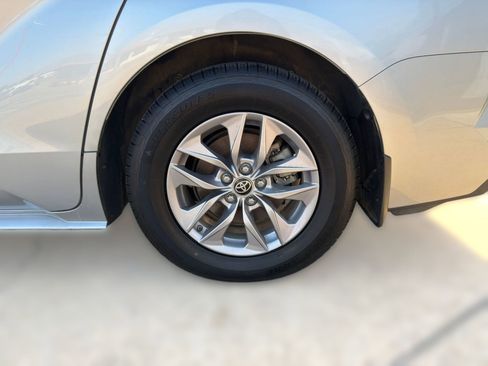 Used 2022 Toyota Sienna XLE image 11