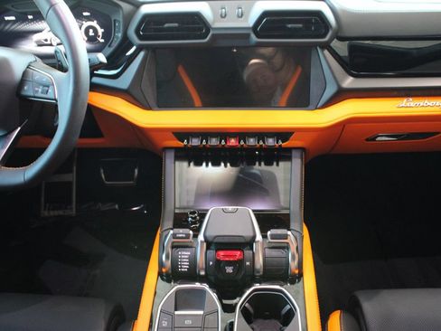 Used 2025 Lamborghini Urus SE AWD/4WD image 21
