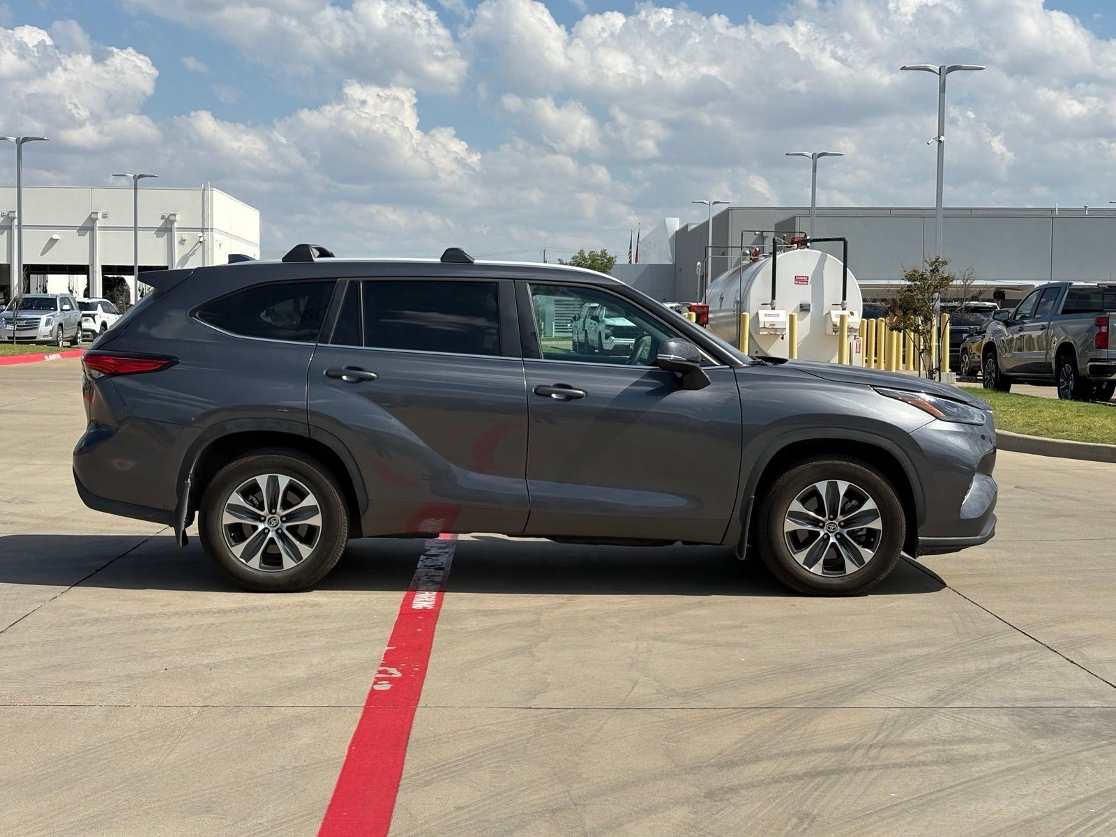 Used 2023 Toyota Highlander XLE AWD/4WD image 8