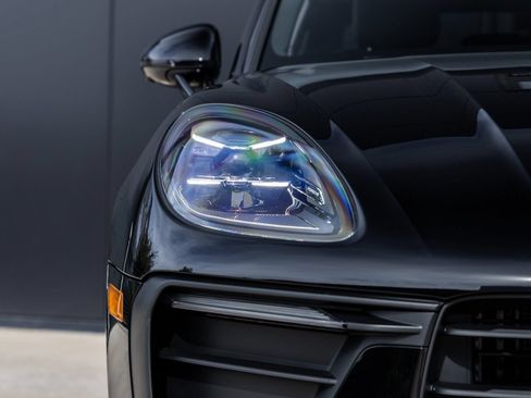Certified 2026 Porsche Macan AWD/4WD image 18
