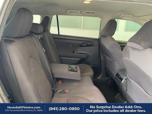 Used 2020 Toyota Highlander LE FWD image 21