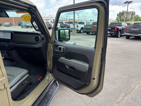 Used 2025 Jeep Gladiator Mojave AWD/4WD image 14