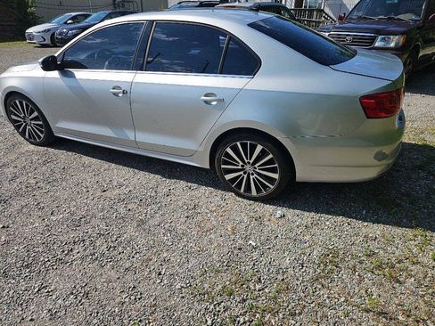 Used 2011 Volkswagen Jetta SEL FWD image 7