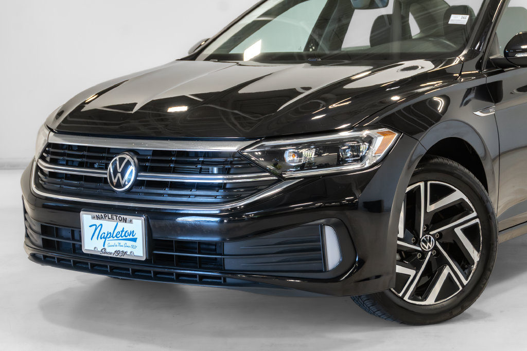 Used 2023 Volkswagen Jetta SEL FWD image 2
