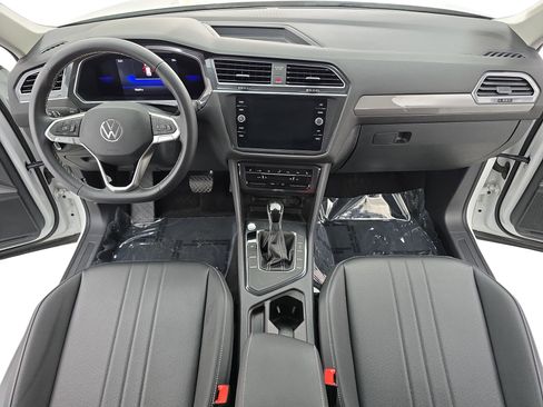 Certified 2023 Volkswagen Tiguan SE w/ Panoramic Sunroof Package image 9