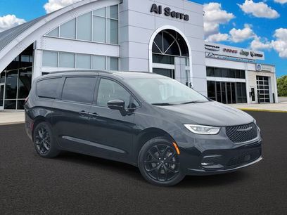 New 2026 Chrysler Pacifica Limited w/ S Appearance Package