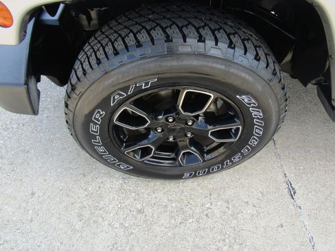 Used 2017 Jeep Wrangler Unlimited Sahara AWD/4WD image 10