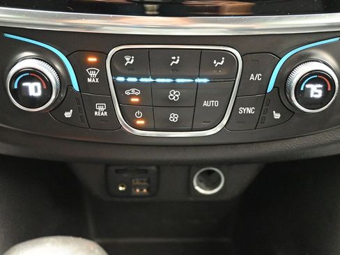 Used 2021 Chevrolet Traverse LT w/ LT Premium Package FWD image 18