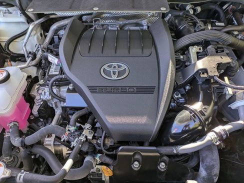 Used 2024 Toyota Highlander LE image 29