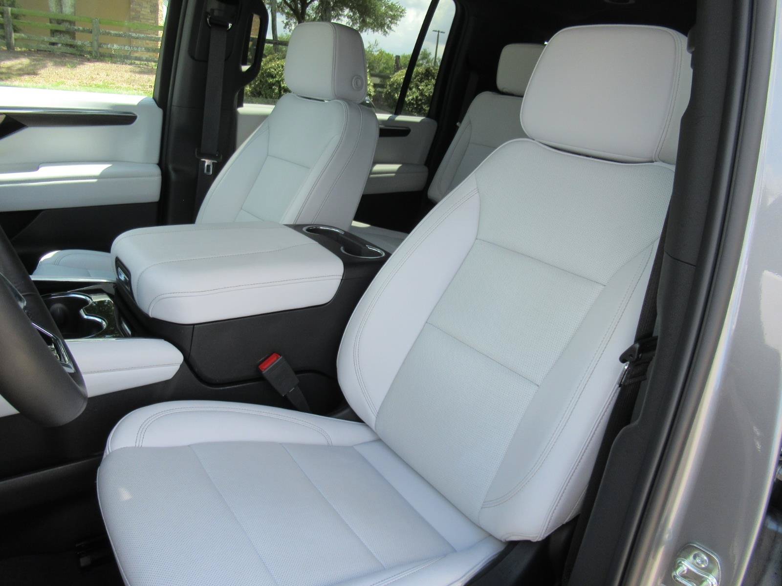Used 2026 Chevrolet Suburban Premier AWD/4WD image 19
