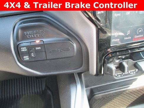 Used 2024 RAM 2500 Big Horn w/ Sport Appearance Package image 16