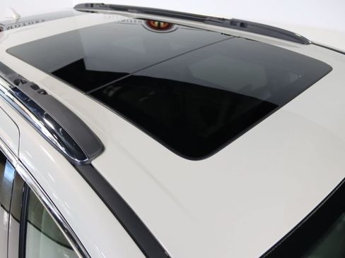 Used 2019 Chrysler Pacifica Limited w/ Tire & Wheel Group FWD image 8