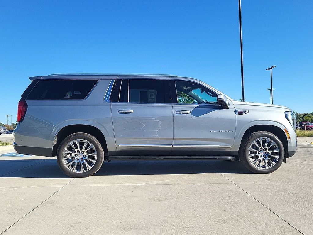 Used 2025 GMC Yukon XL Denali AWD/4WD image 9
