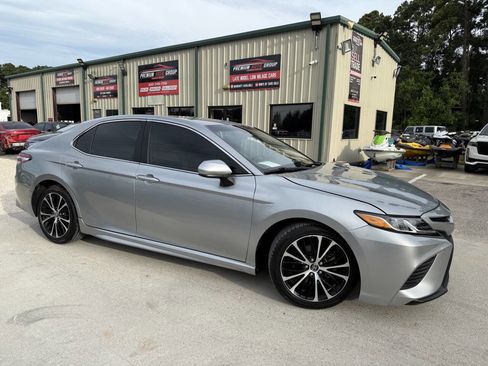 Used 2020 Toyota Camry SE image 2
