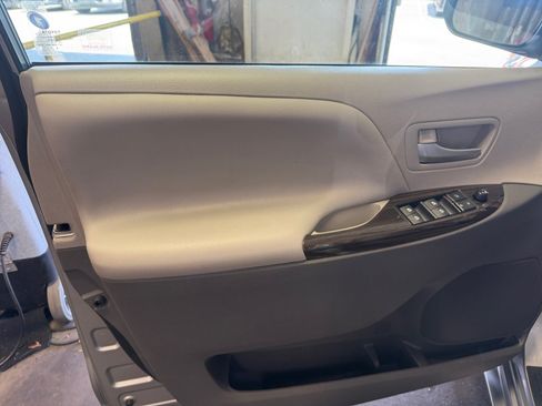 Used 2016 Toyota Sienna XLE Premium FWD image 36