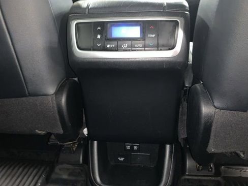 Used 2018 Toyota Highlander SE image 25